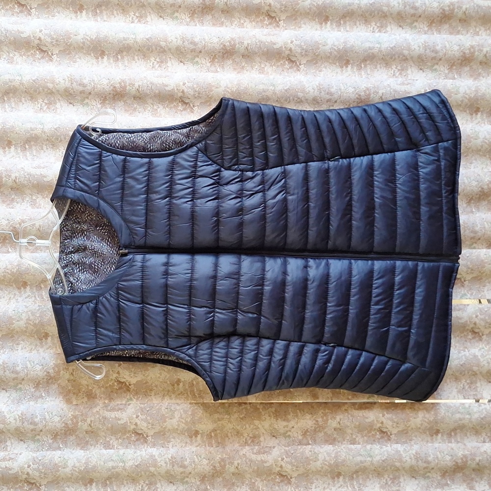 Navy reversible Orvis vest size Medium